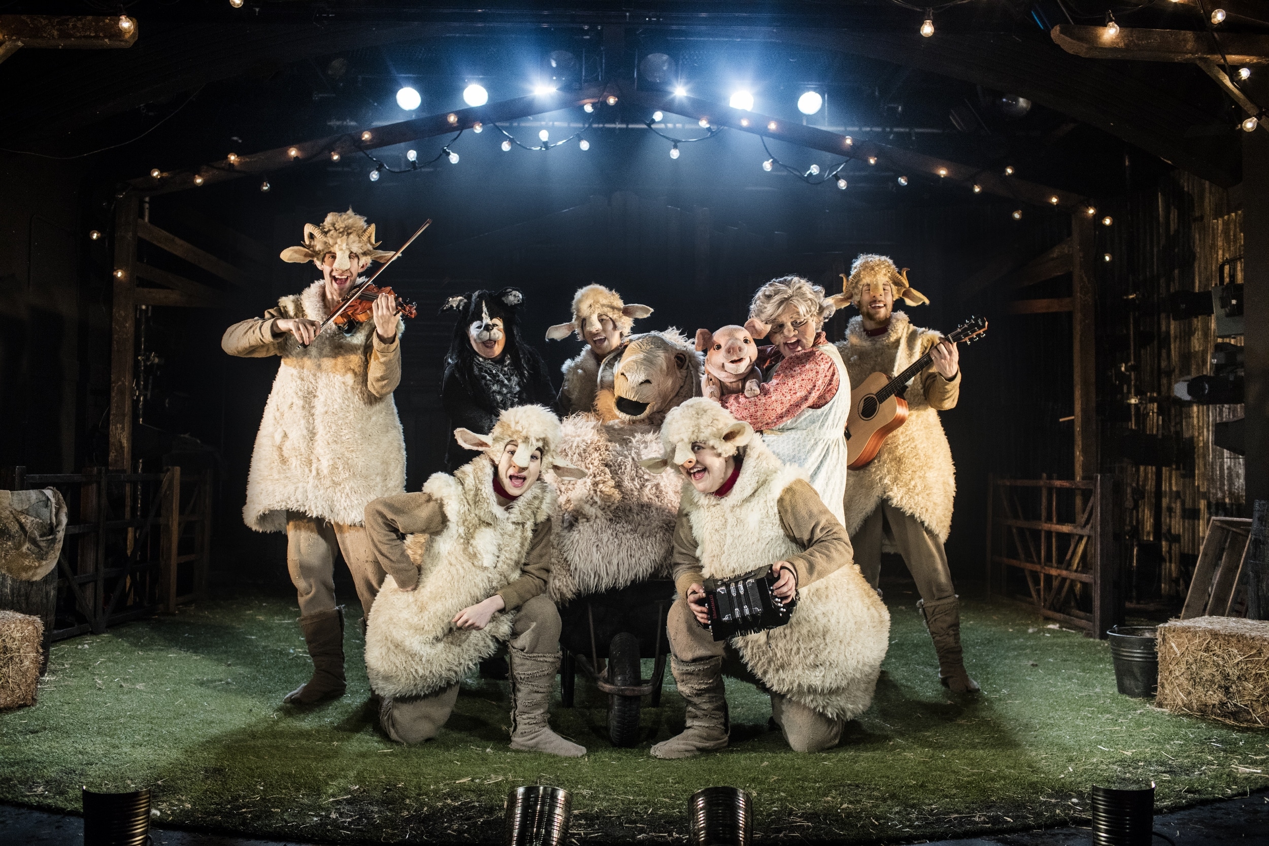Cast of Babe, the Sheep-Pig mid-performance